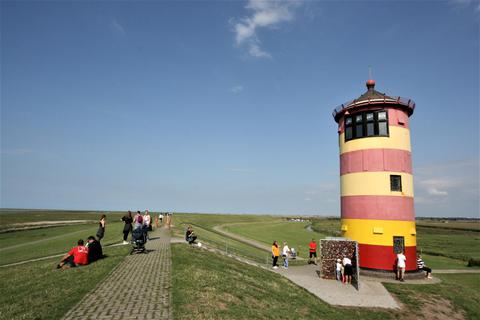 Der „Otto“-Turm ist Wahrzeichen der Krummhörn und Stopp bei zwei Lachbustouren. Foto: Manfred Lädtke