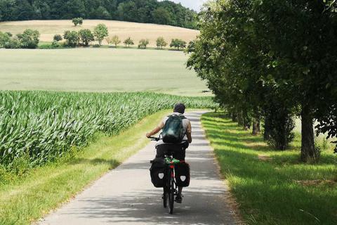 Mit dem Fahrrad radelte unsere Autorin über weite Felder an Kocher und Jagst entlang. Foto: Karin Kura