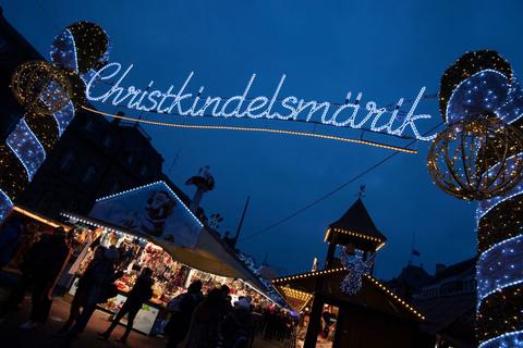 Champagner, Popcorn, Grillhähnchen und andere Artikel: Straßburg sorgt mit einem für den Weihnachtsmarkt geplanten Verkaufsverbot für Kopfschütteln. © Marijan Murat/dpa