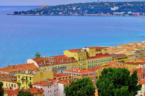 Pastellfarbene Fassaden, rote Ziegeldächer, leuchtend blaues Meer: Das sind die Farben Mentons. © Daniela David/dpa-tmn