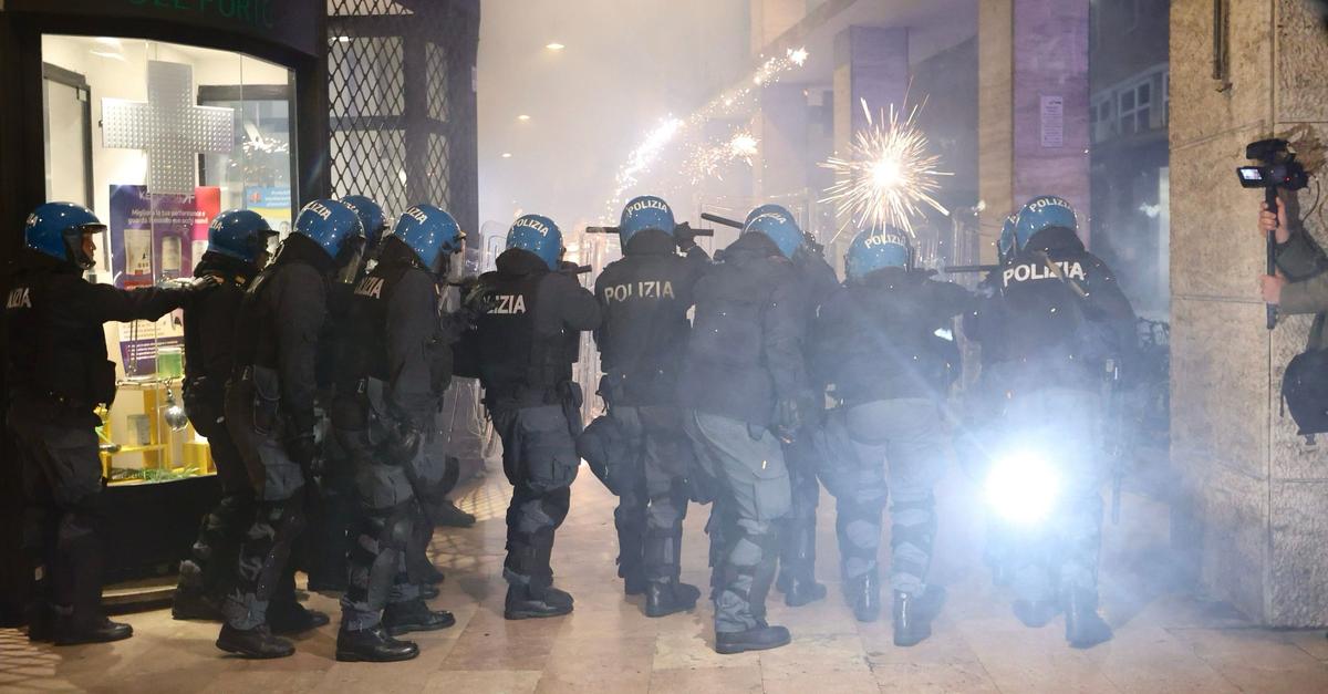 V Bologni izbruhnili izgredi pred košarkarsko tekmo, več policistov poškodovanih