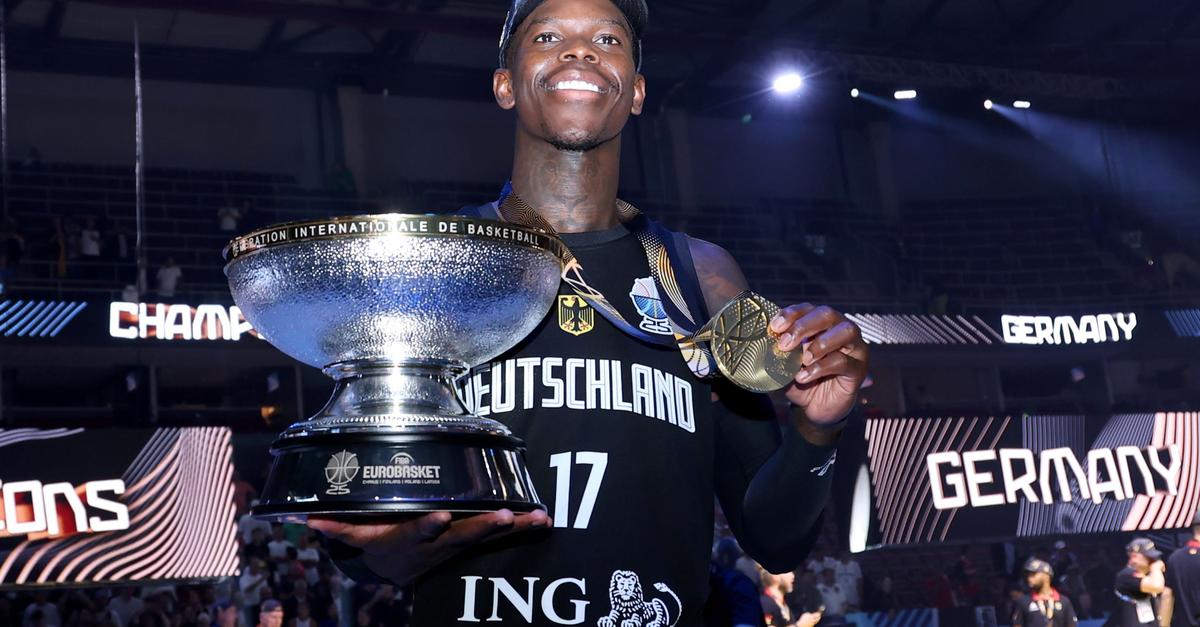 Dusche-mit-Skibrille-Schr-der-erklimmt-Basketball-Gipfel
