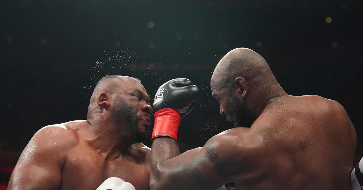 Schwergewichtsboxer-verliert-Haarteil-w-hrend-des-Kampfes