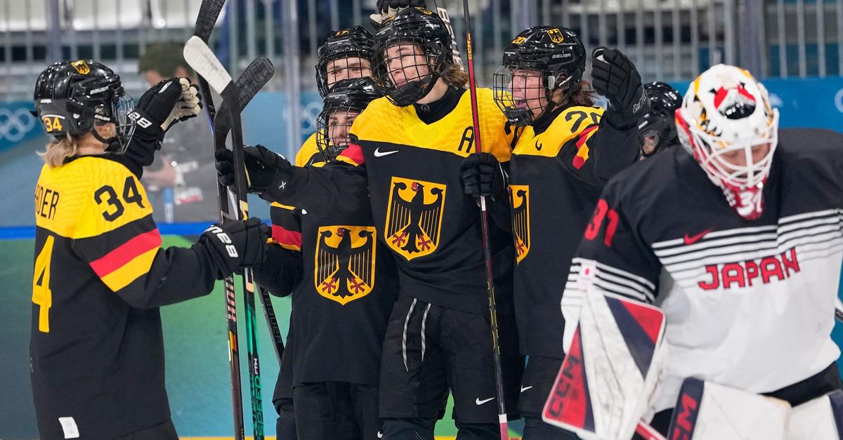 Auch-Steinmeier-jubelt-Eishockey-Frauen-holen-ersten-Sieg