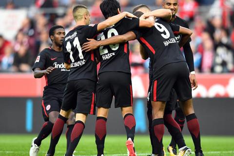 Die Eintracht-Spieler bejubeln das Tor zum 0:1. Foto: dpa 