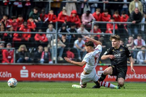 Jason Amann von Mainz 05 wirft sich im Mittelfeld in einem Zweikampf.