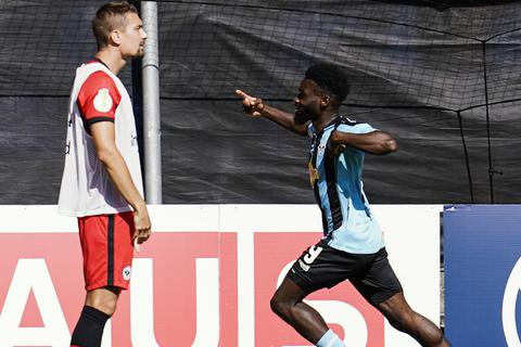 Mannheims Torschütze Joseph Boyamba jubelt über das Tor zum 2:0 gegen Eintracht Frankfurt. Foto: dpa