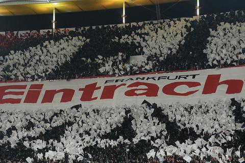 Fans von Eintracht Frankfurt bei einer Choreographie im Stadion.  Archivfoto: dpa