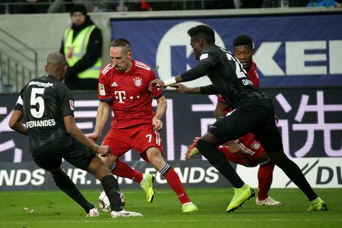 Fernandes und Da Costa von Eintracht Frankfurt im Zweikampf mit Ribery.  Foto: dpa