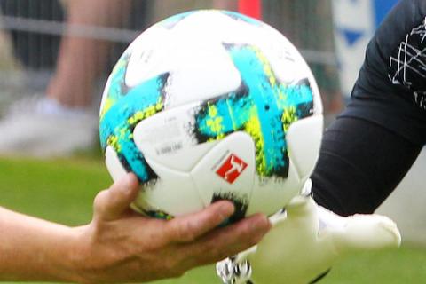 Ein Fußball vor dem Anstoß einer Bundesliga-Partie.  Symbolfoto: dpa