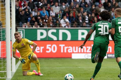 Enttäuschter Eintracht-Torhüter Lukas Hradecky - die Augsburger bejubeln das Tor zum 0:2. Foto: dpa 