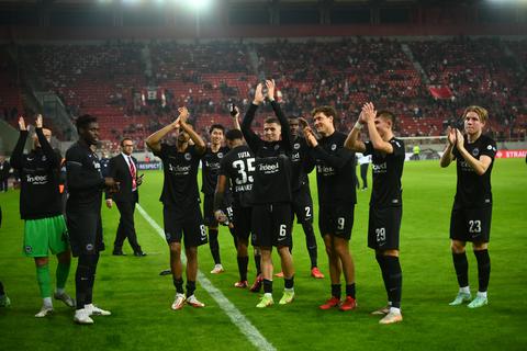 Im Georgios-Karaiskakis-Stadion freuen sich Frankfurts Spieler über ihren Sieg am 4. Spieltag. Foto: dpa