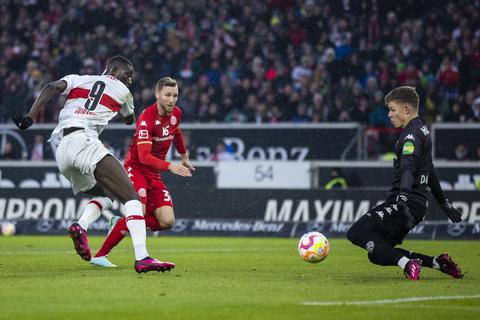 In der Hinrunde trifft beim 1:1 der Stuttgarter Serhou Guirassy (links) gegen den Mainzer Torhüter Finn Dahmen (rechts). Auf diese beiden Spieler könnte es auch am Sonntag ankommen.