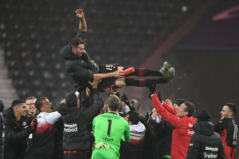 Frankfurts Kapitän David Abraham wird nach seinem letzten Spiel für die Eintracht von Betreuern und Mitspielern gefeiert.  Foto: dpa