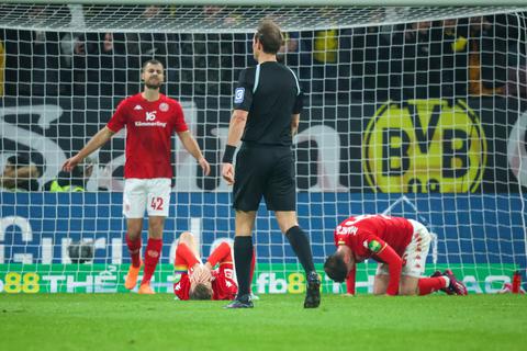 Den Profis des FSV Mainz 05 ist der Frust über das späte Gegentor anzusehen.