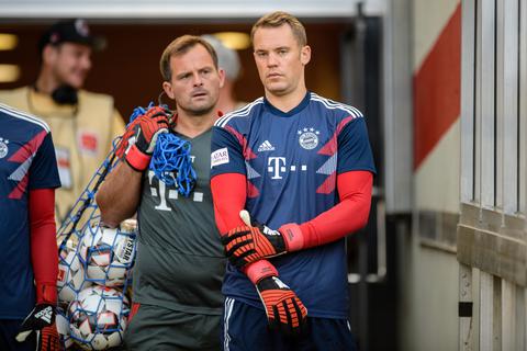 Freunde fürs Leben: Nationaltorhüter Manuel Neuer (rechts) und Toni Tapalovic, der ehemalige Torwarttrainer des FC Bayern.