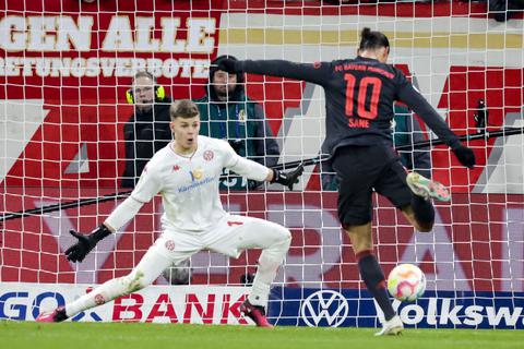 Klare Sache im Februar: 05-Keeper Finn Dahmen (links) kassiert gegen die Bayern vier Gegentore.