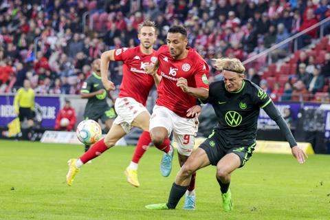 Der Mainzer Karim Onisiwo (Mitte) setzt seinen Körper ein.
