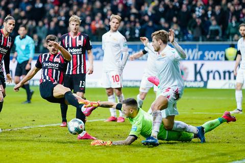 Eintracht Frankfurts Andre Silva (l) scheitert an Berlins Torwart Rafal Gikiewicz.  Foto: Uwe Anspach/dpa 