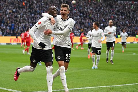 Frankfurts Torschütze Randal Kolo Muani (l) und Jesper Lindström jubeln nach dem Tor zum 1:0.
