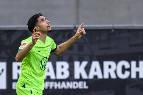 Omar Marmoush bejubelt ein Tor für den VfL Wolfsburg.