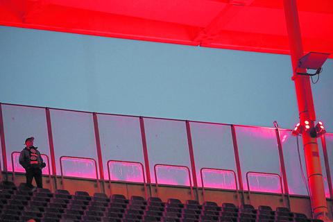 Beim Heimspiel der Eintracht gegen RB Leipzig bleiben viele Zuschauerplätze leer. Das ist aber nicht nur in Frankfurt so, wie Fanprojektleiter Michael Gabriel sagt. Foto: dpa