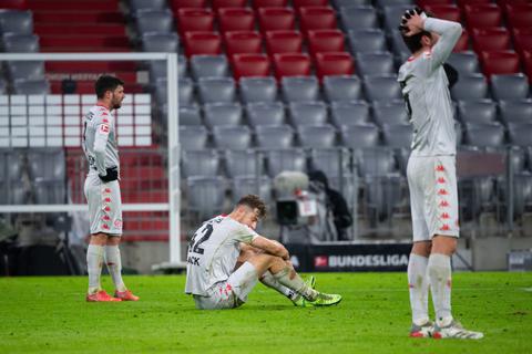 Aaron Martin, Alexander Hack und Stefan Bell (v.l.) ist die Enttäuschung nach der 1:2-Niederlage in München deutlich anzusehen. Foto: Sven Hoppe/dpa