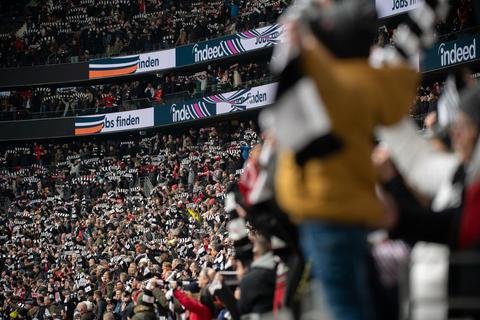 Auch wenn dieses Mal nicht alle nach Sevilla mitkönnen, wollen die Fans die Eintracht in ihrem größten Spiel des Jahres unterstützen und mitjubeln. Wie genau, das haben einige prominente Unterstützer bereits verraten. Foto: dpa