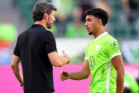 Wolfsburgs Trainer Mark van Bommel klatscht mit Omar Marmoush ab.  Foto: dpa