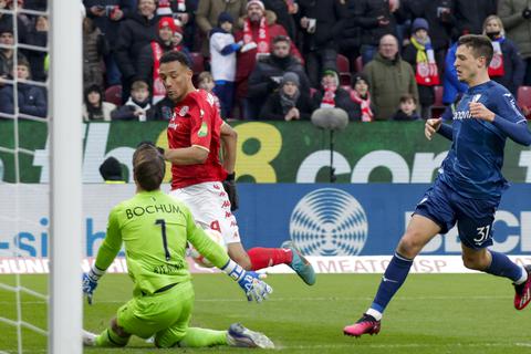 Karim Onisiwo lupft den Ball über den Bochumer Torhüter Manuel Riemann hinweg zum 3:0 ins Tor.