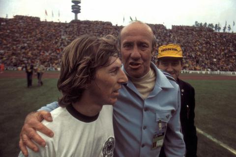 Wiesbadener Weltmeister: Jürgen Grabowski 1974 nach dem Finalsieg mit Helmut Schön. Archivfoto: imago