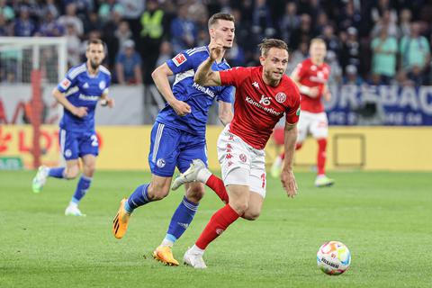 Spielen sie bald zusammen bei Mainz 05? Tom Krauß, zuletzt von RB Leipzig an den FC Schalke ausgeliehen (Mitte, blaues Trikot) verfolgt Stürmer Marcus Ingvartsen.