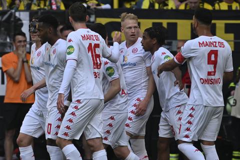 Die Spieler von Mainz 05 jubeln nach dem Tor zum 1:0 in Dortmund.