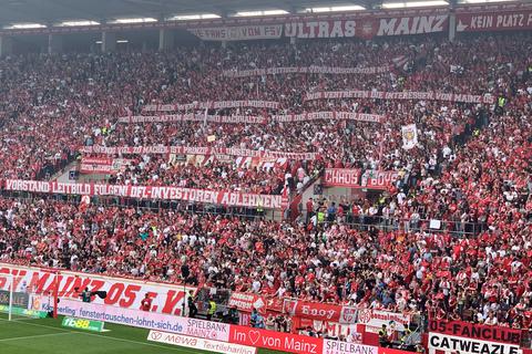Sie halten nichts von einem Investor in der Bundesliga, weil sie die Gefahren fürchten: Fans von Mainz 05 setzen im Heimspiel gegen den VfB Stuttgart ein klares Zeichen.