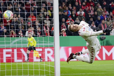 Chancenlos ist Finn Dahmen nach Alphonso Davies Kopfball zum 4:0 des FC Bayern München.