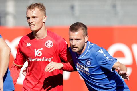 05-Verteidiger Niklas Tauer (links) enttäuscht, Ex-Mitspieler Daniel Brosinski erlebt hingegen ein besonderes Spiel.   Foto: Sascha Kopp