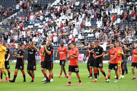 Die Spieler der Frankfurter Eintracht drehen nach dem 2:1-Testspielsieg gegen St. Etienne eine Ehrenrunde im Stadion. Foto: dpa 