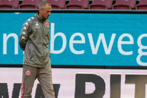 Sie treten weiter auf der Stelle: Jan-Moritz Lichte und die Mainzer Bundesliga-Fußballer. Foto: dpa