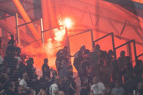 Immer wieder flog in Marseille brennende Pyrotechnik in den Frankfurter Fan-Block.