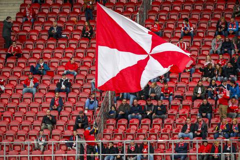 Mainz-05-Fans mit Abstand in der Opel-Arena.  Archivfoto: Lukas Görlach