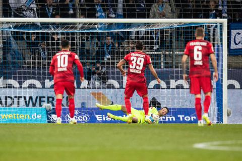 Bochums Torwart Manuel Riemann hält den Elfmeter von Eintracht Frankfurts Paciencia.  Foto: dpa/ Marcel Kusch