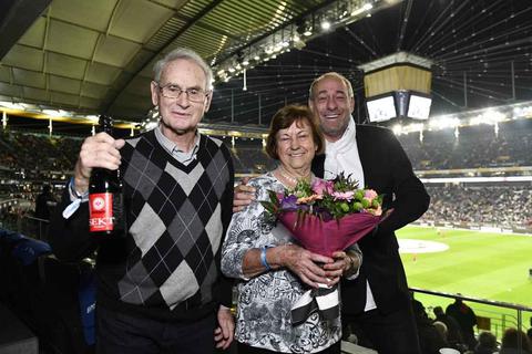 Als Torwart der Frankfurter Eintracht feierte Egon Loy große Erfolge. 1959 wurde er Deutscher Meister, 1960 stand er im Finale des Europapokals der Landesmeister. Vor Europacup-Heimspielen war Loy oft noch als Bürokaufmann im Einsatz. Fotos: Imago/SGE-Museum