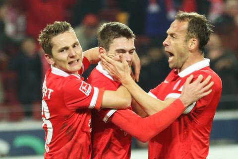 Drei Ex-Kapitäne und zwei Rekordspieler unter sich: Nikolce Noveski (rechts, 255 Bundesliga-Spiele) und Niko Bungert (links, 166 Erstliga-Einsätze für 05) herzen Stefan Bell.