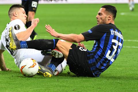 Frankfurts Luka Jovic (links) und Mailands Danilo d'Ambrosio kämpfen um den Ball. Foto: dpa