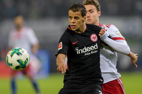 Timothy Chandler (l.) von Eintracht Frankfurt kommt vor Hamburgs Luca Waldschmidt an den Ball. Foto: dpa