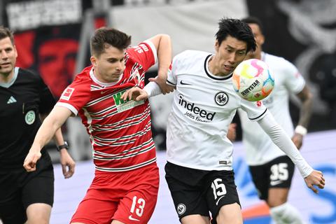 Frankfurts Daichi Kamada (r) und Augsburgs Elvis Rexhbecaj kämpfen um den Ball.