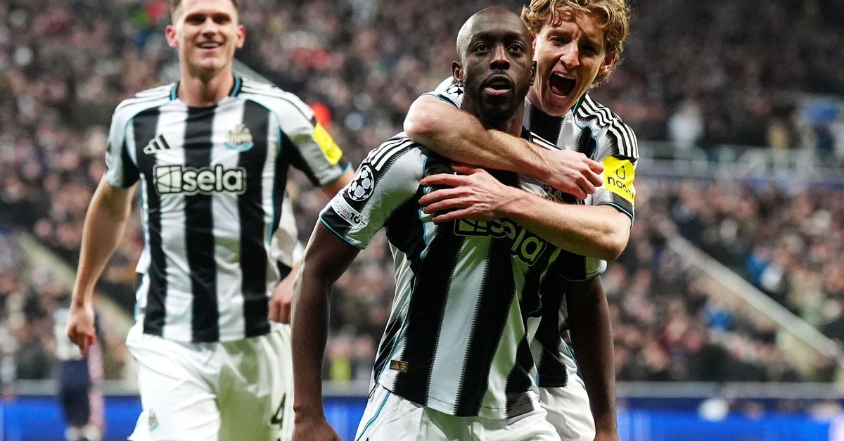 Newcastle-bezwingt-Eindhoven-deutlich-Lewandowski-trifft