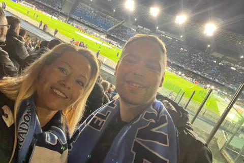 Bianca Schneider (links) und Partner Andreas im Stadion.