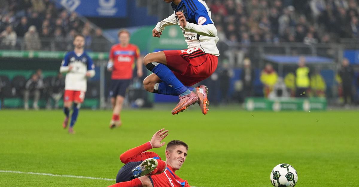 Elfmeter-Krimi-Zweitligist-Kiel-wirft-HSV-aus-Pokal