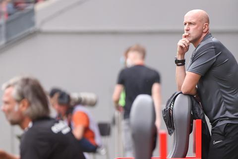 Zum Zuschauen verdammt: FCK-Trainer Marco Antwerpen fehlt in München nach Gelbsperre auf der Trainerbank.  Foto: René Vigneron